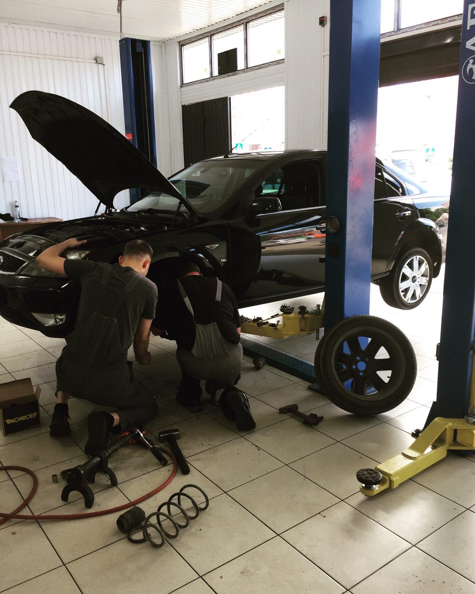 Мастера GT service меняют пружины подвески